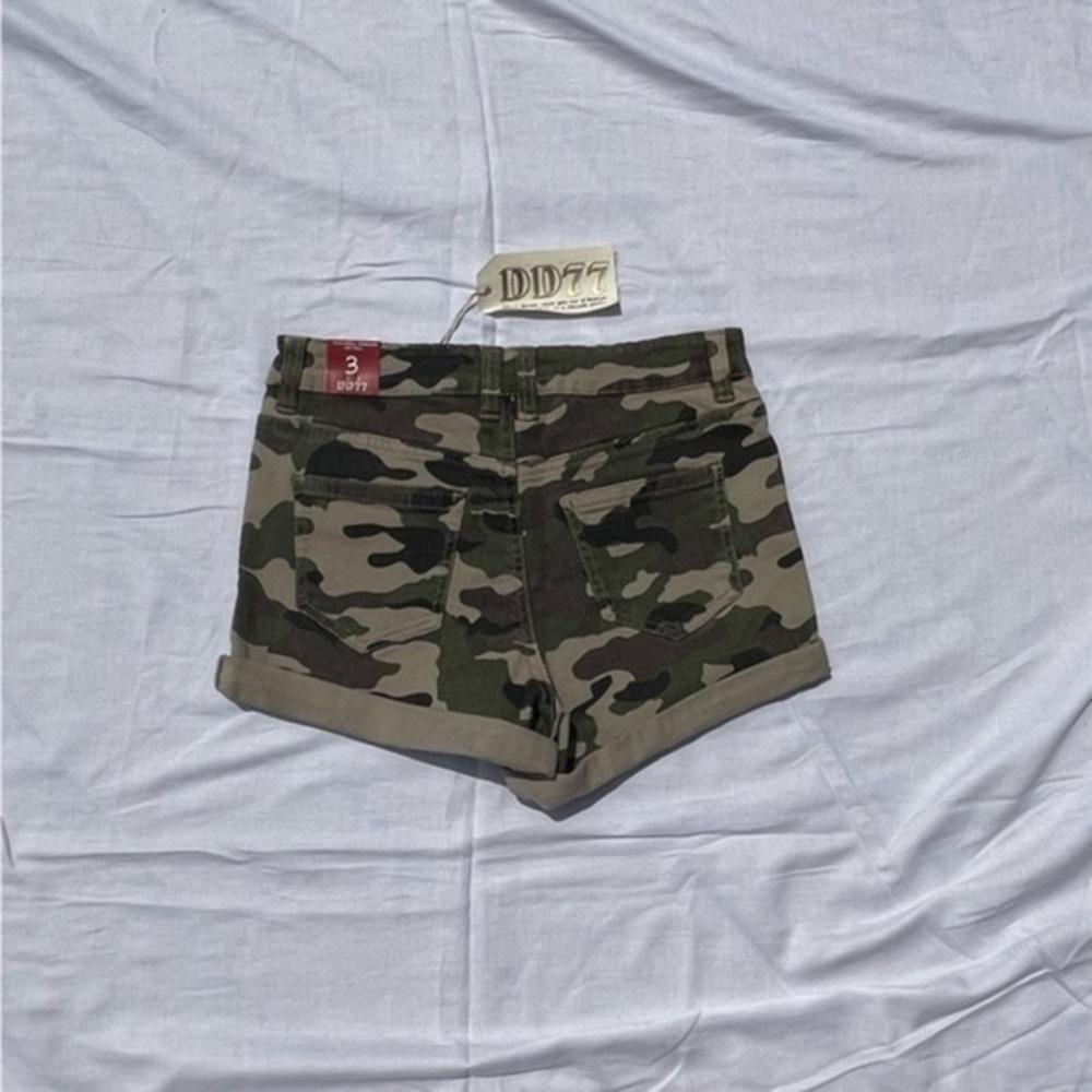 New Highrise Camo Print Shorts Size 3 - Picture 3 of 10